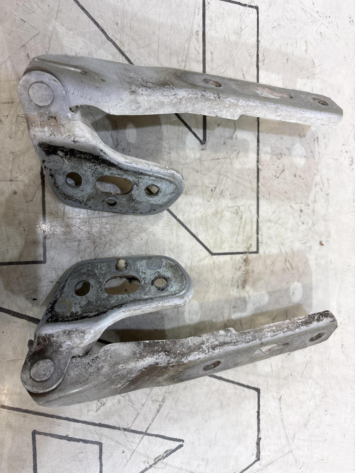 Петли капота левая правая 4F0823301, 4F0823302