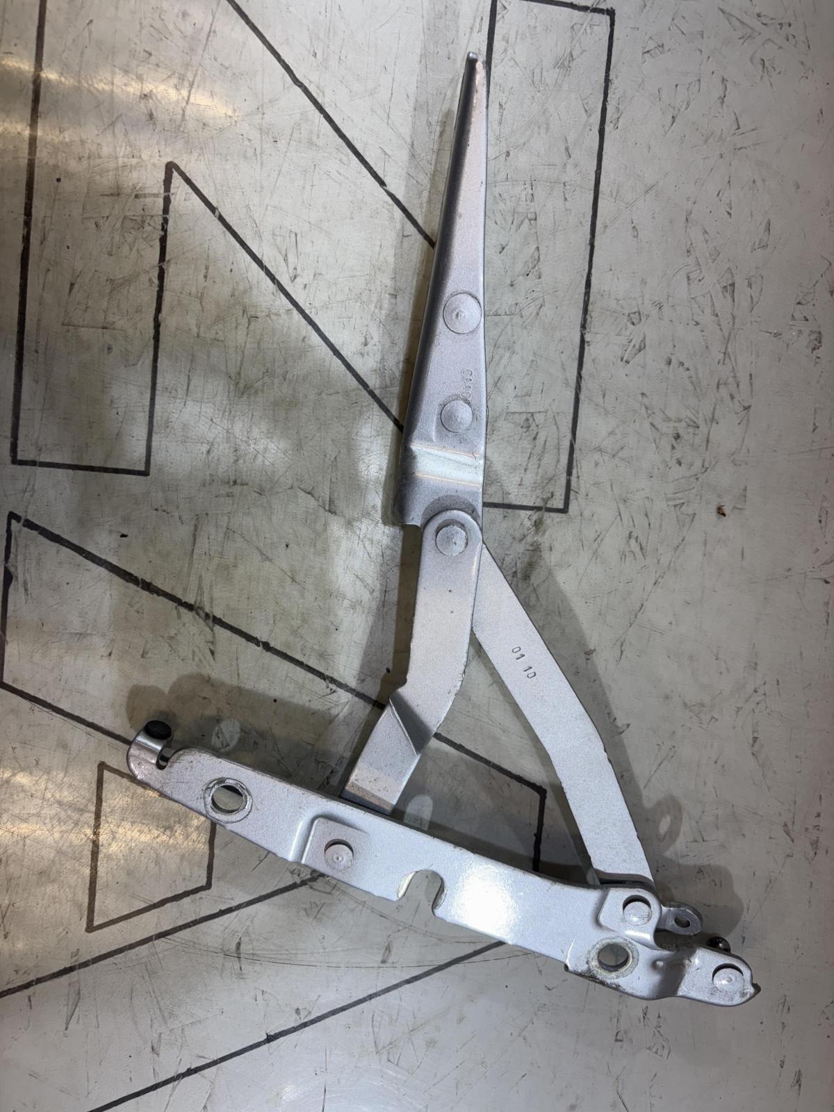 Петля крышки багажника левая 8E5827301G Audi A4 B6 sedan