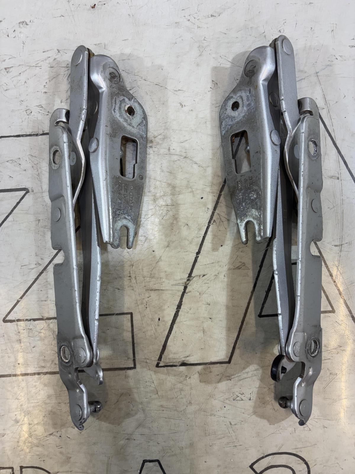 Петли крышки багажника левая правая 8E5827302C, 8E5827301C