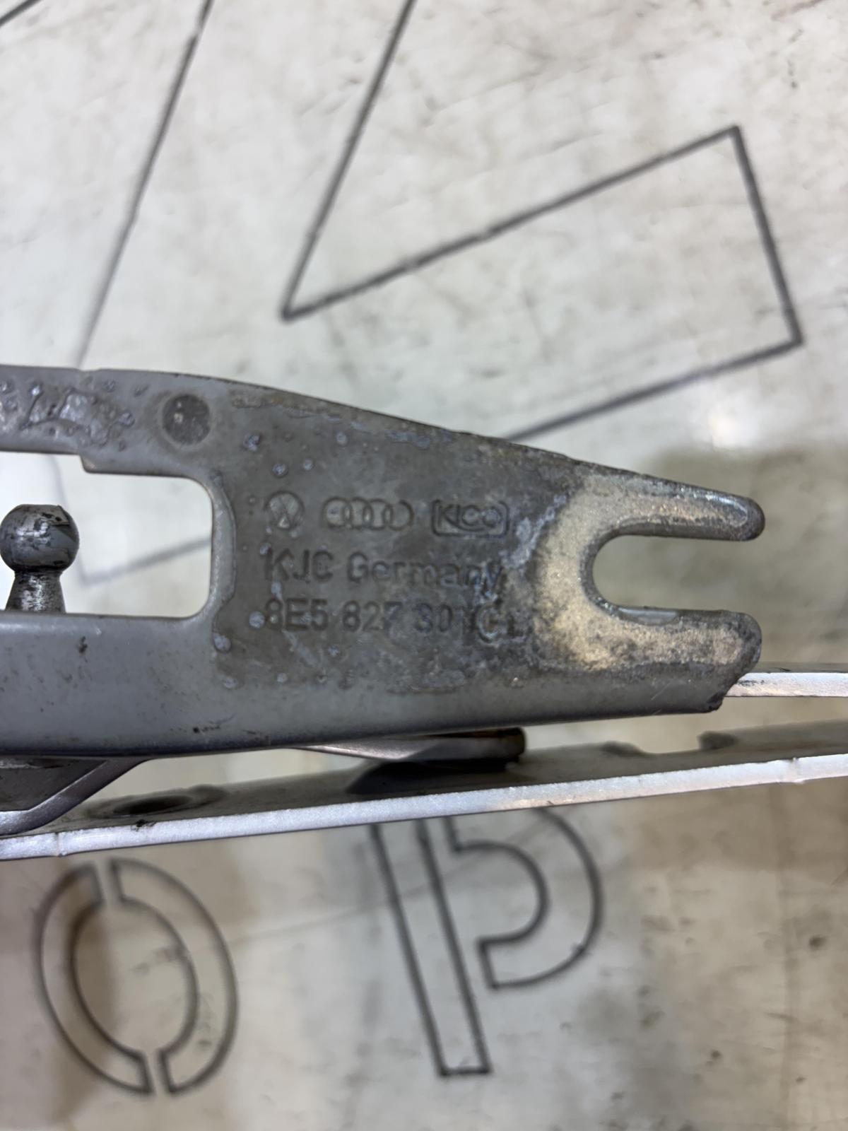 Петли крышки багажника левая правая 8E5827302C, 8E5827301C