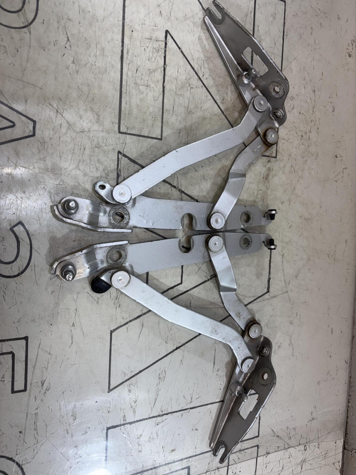 Петли крышки багажника левая правая 8E5827302C, 8E5827301C