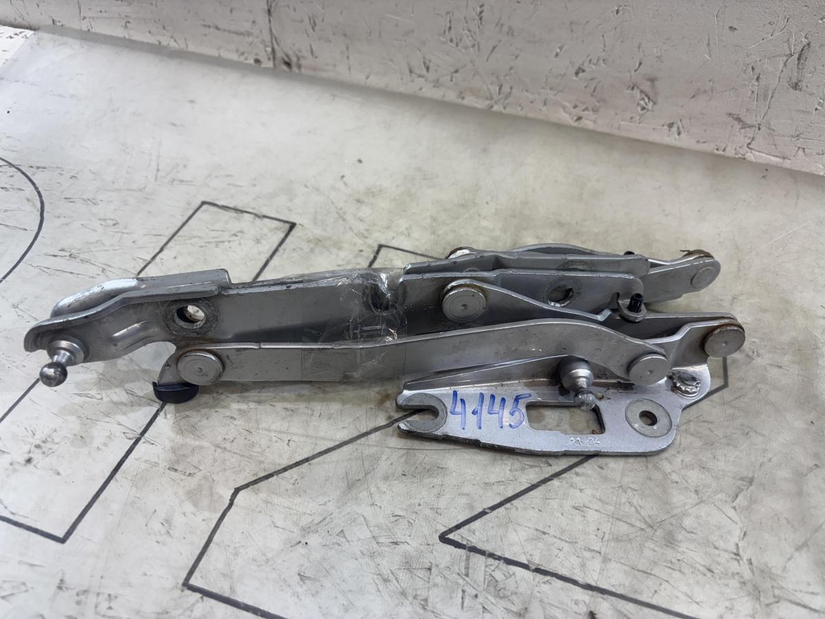 Петли крышки багажника левая правая 8E5827302C, 8E5827301C