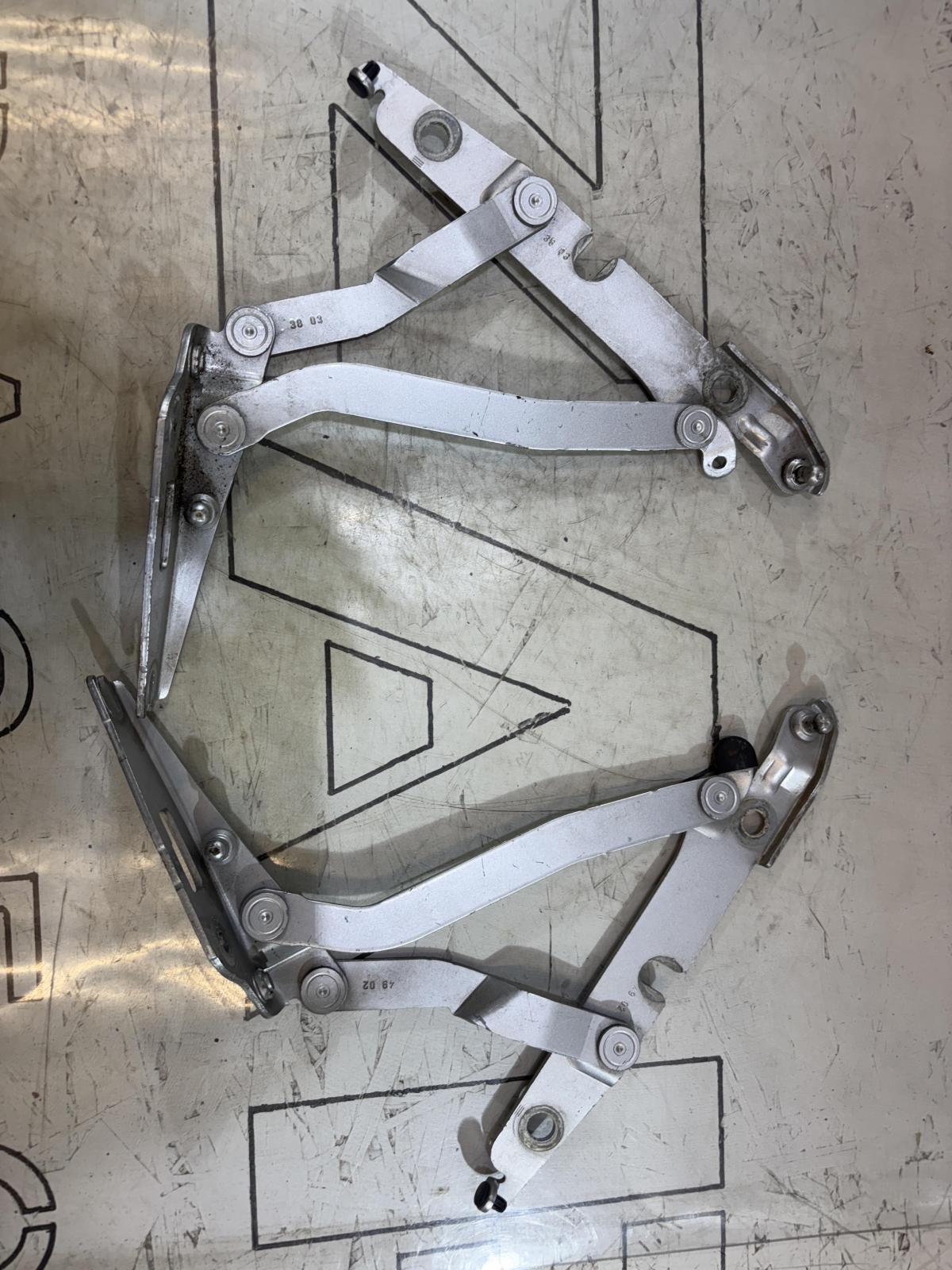 Петли крышки багажника левая правая 8E5827301C, 8E5827302C