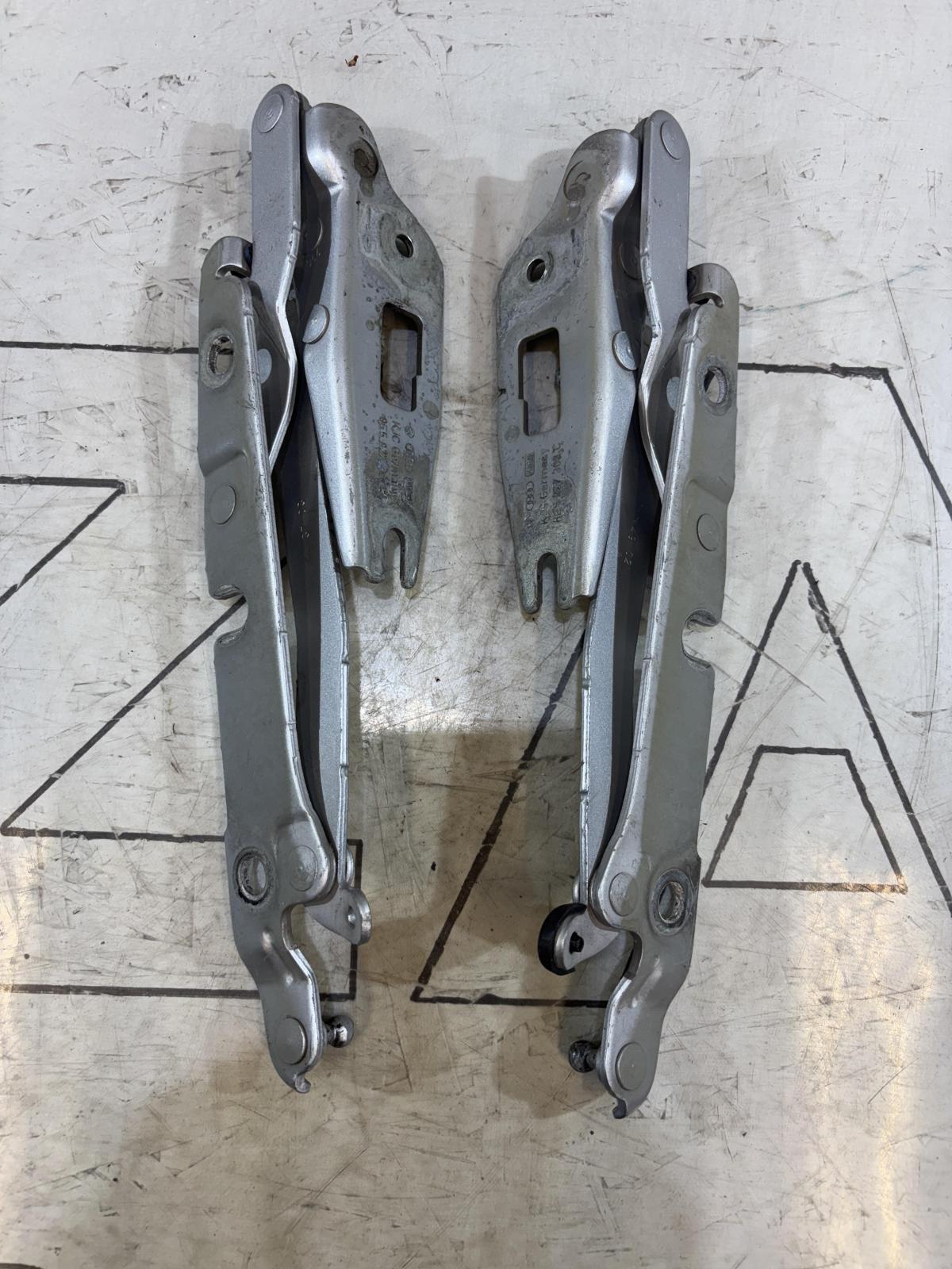 Петли крышки багажника левая правая 8E5827301C, 8E5827302C