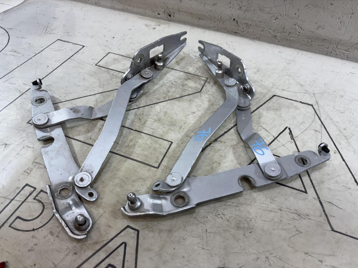 Петли крышки багажника левая правая 8E5827301C, 8E5827302C