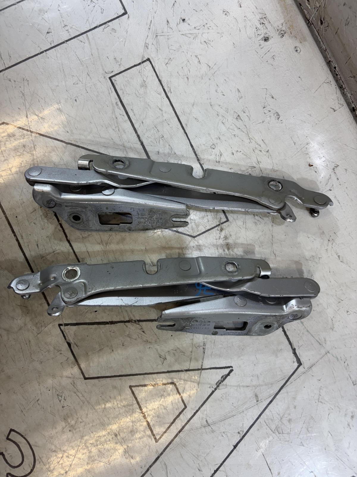 Петли крышки багажника левая правая 8E5827301C, 8E5827302C