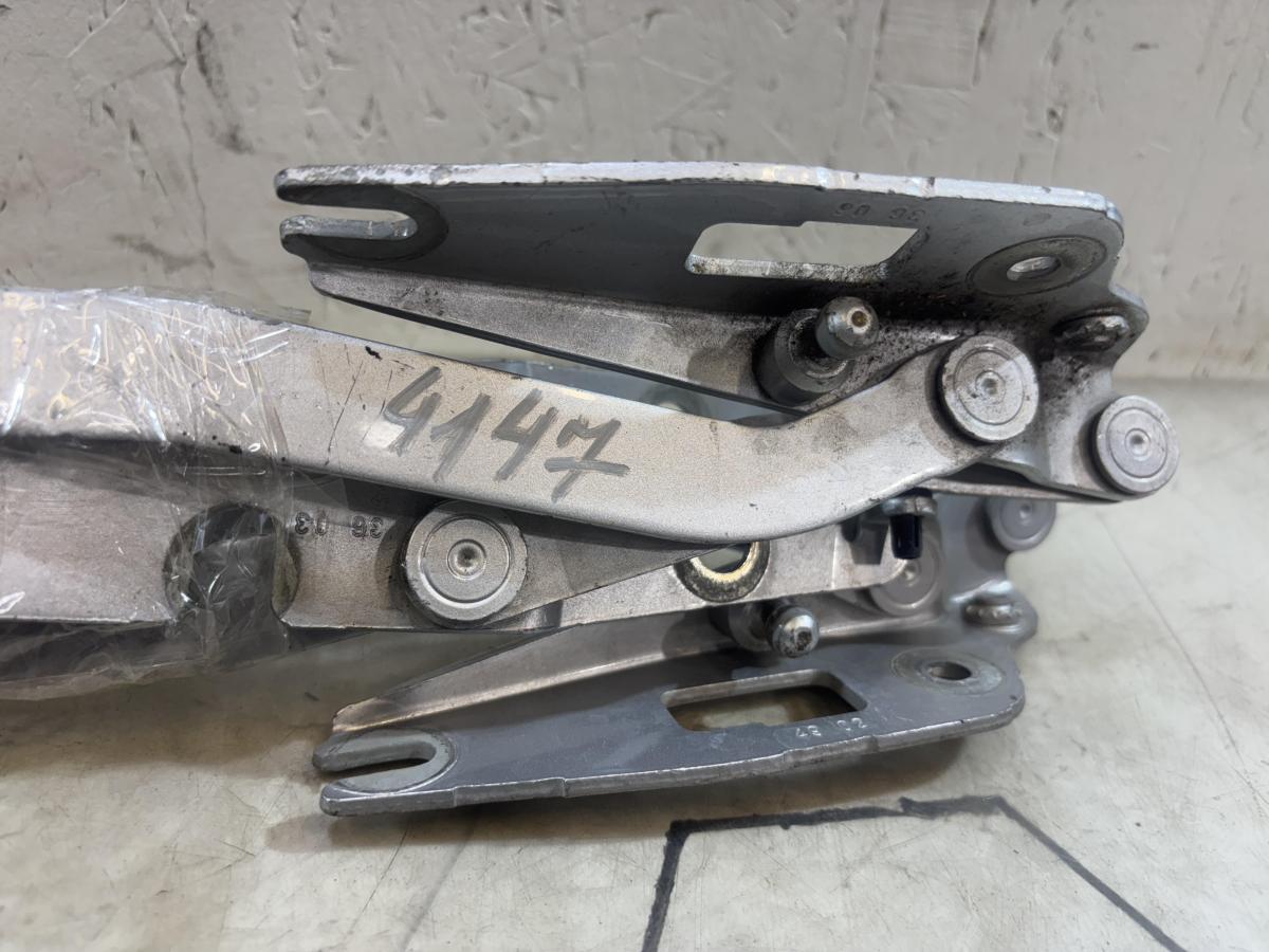 Петли крышки багажника левая правая 8E5827301C, 8E5827302C