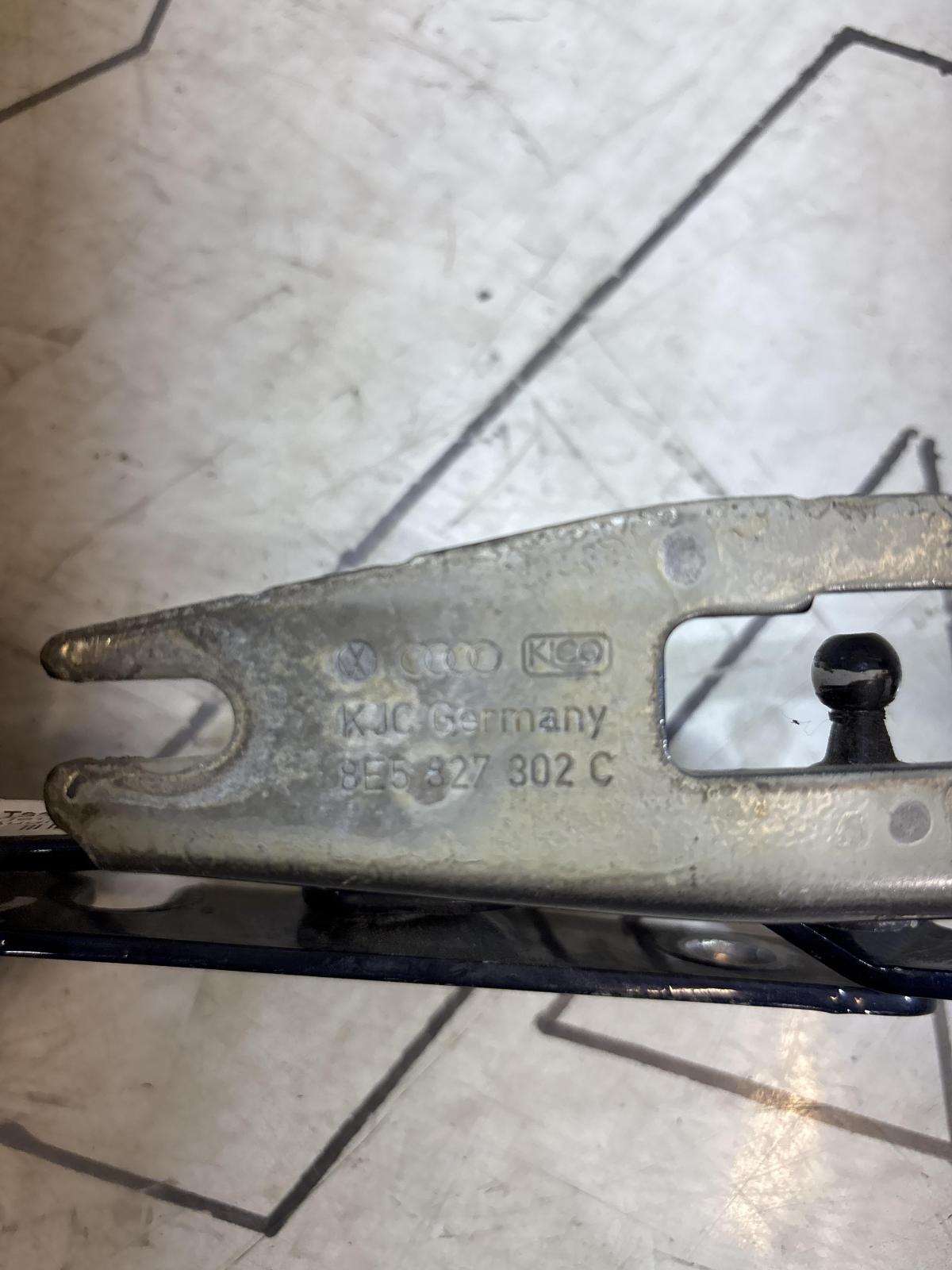 Петля крышки багажника 8E5827302C Audi A4 B6 sedan