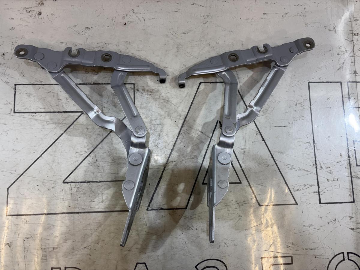 Петли крышки багажника левая правая 4B5827302C 