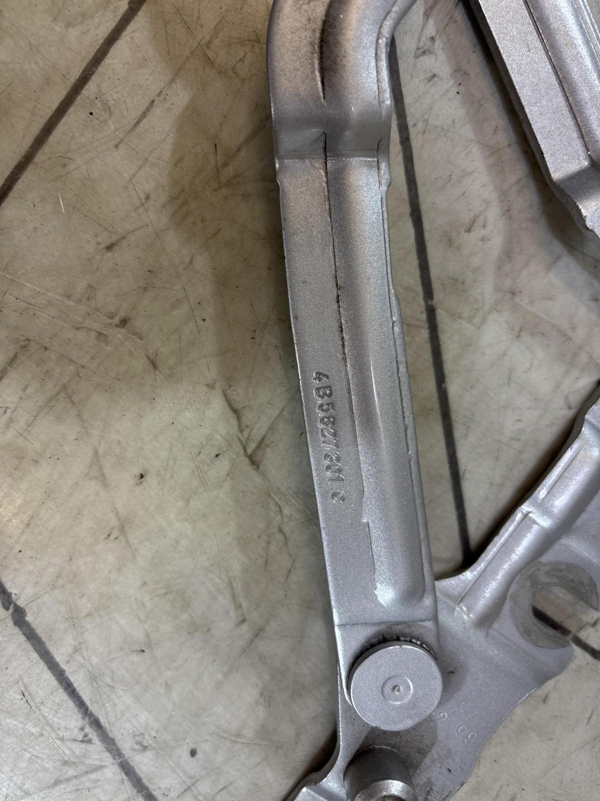 Петли крышки багажника левая правая 4B5827302C 