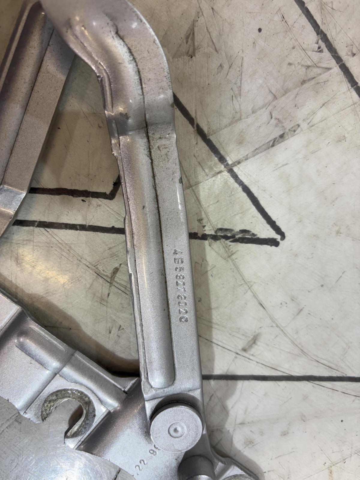 Петли крышки багажника левая правая 4B5827302C 