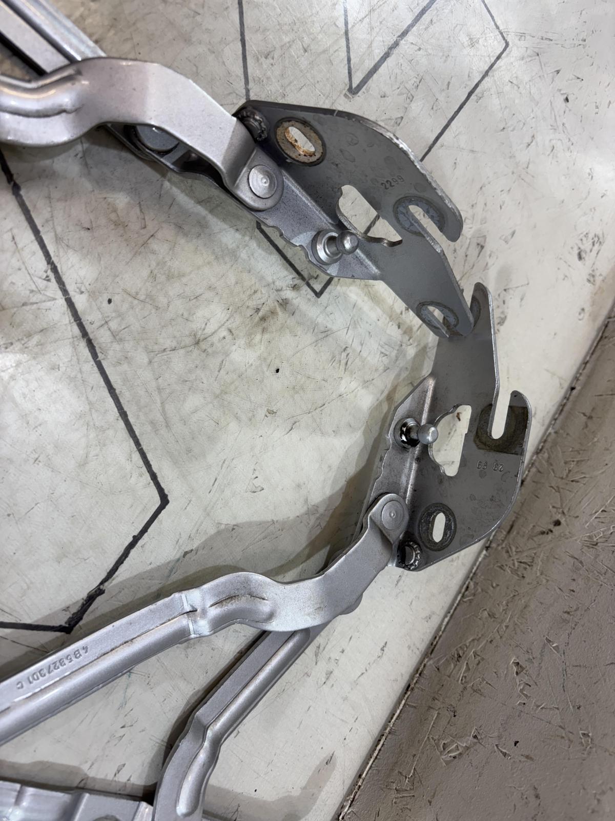 Петли крышки багажника левая правая 4B5827302C 