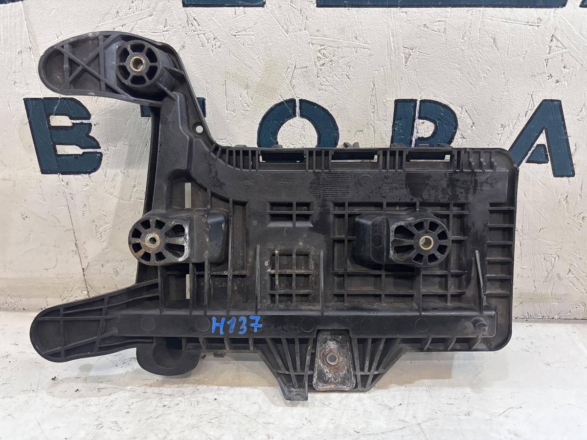 Площадка под АКБ 1K0915333C Volkswagen Jetta MK5