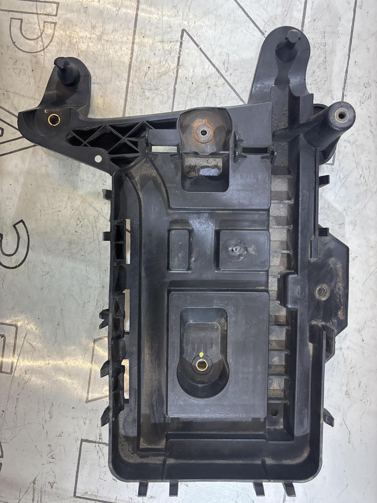 Площадка под АКБ 1K0915333C Volkswagen Jetta MK5