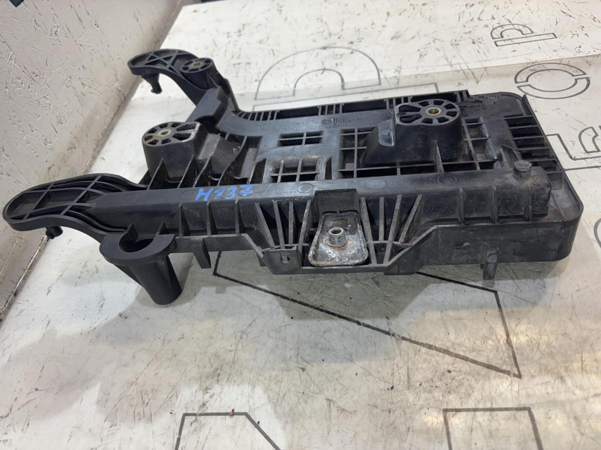 Площадка под АКБ 1K0915333C Volkswagen Jetta MK5
