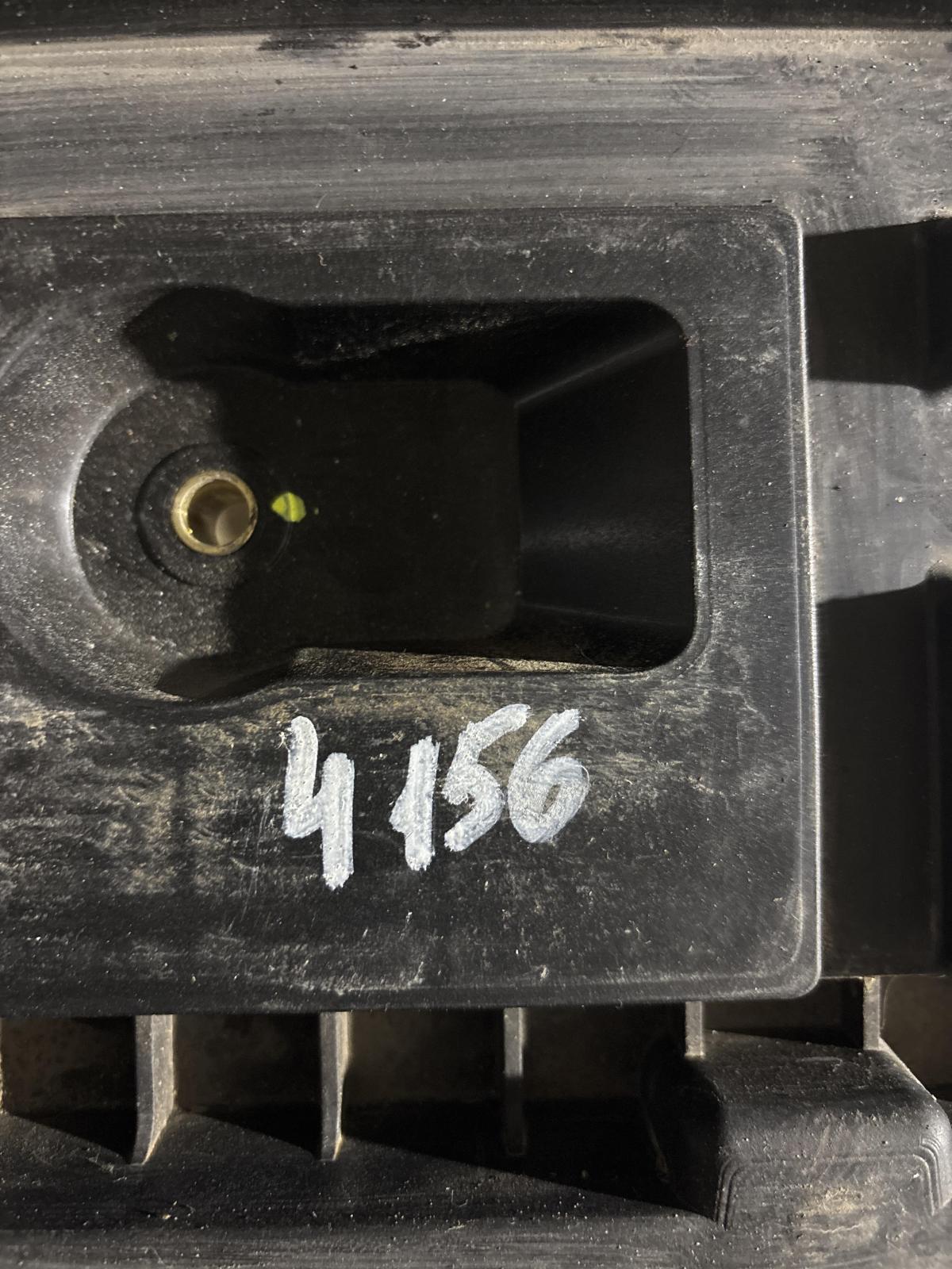 Площадка под АКБ 1K0915333C Volkswagen Jetta MK5