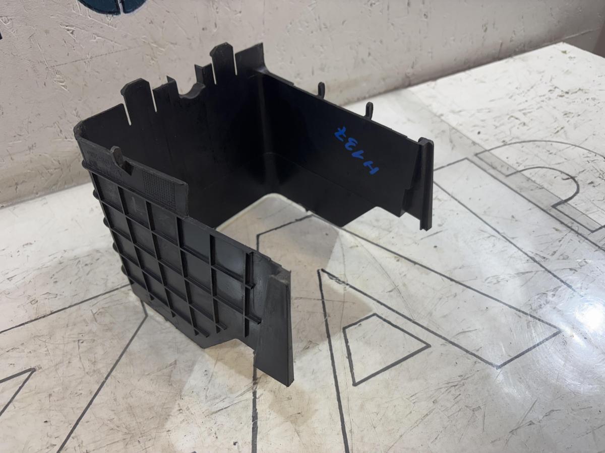 Облицовка АКБ 1K0915335C Volkswagen Jetta MK5