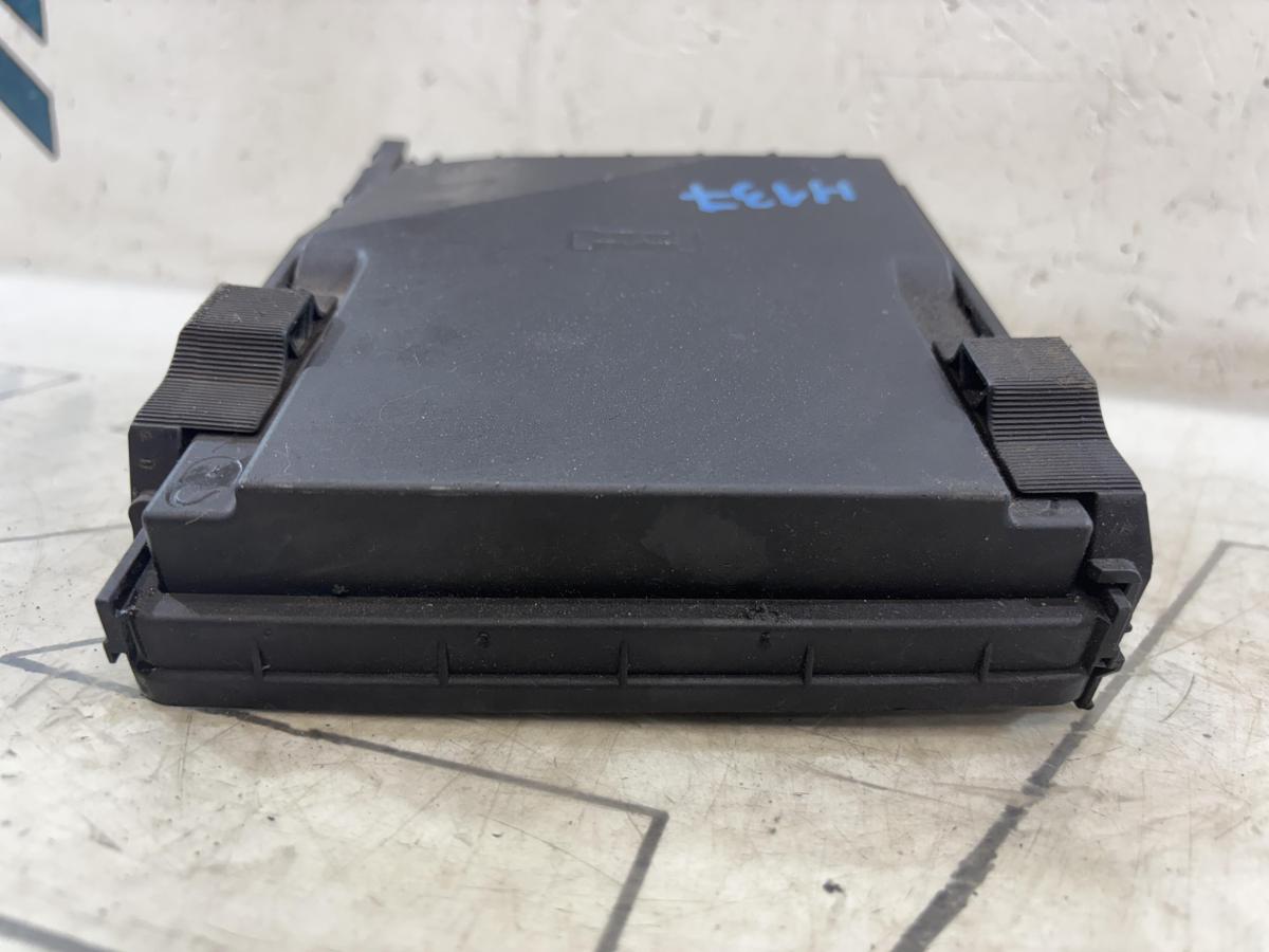 Крышка блока предохранителей 1K0937132F Volkswagen Jetta MK5