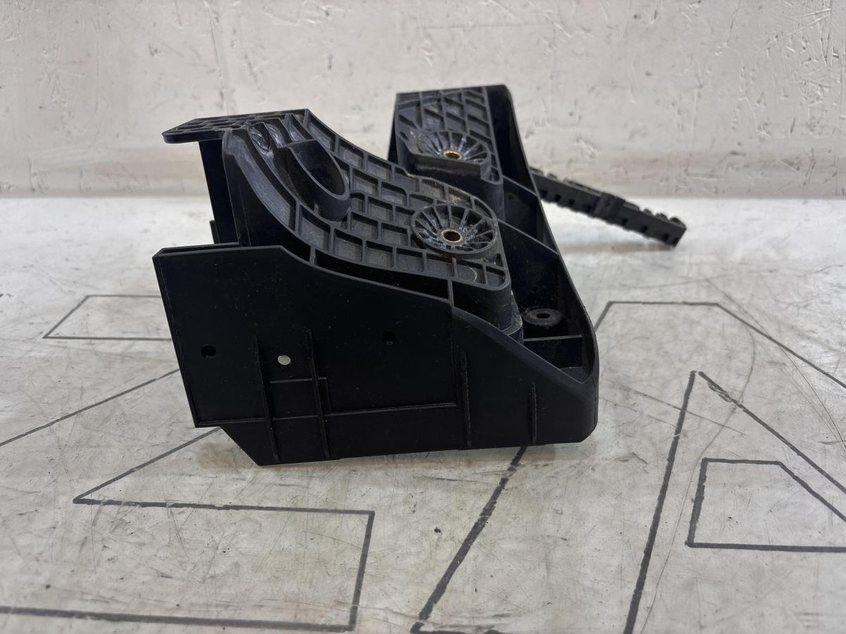 Кроншт. цент. блока электрооб. 1K0907361B Volkswagen Jetta MK5