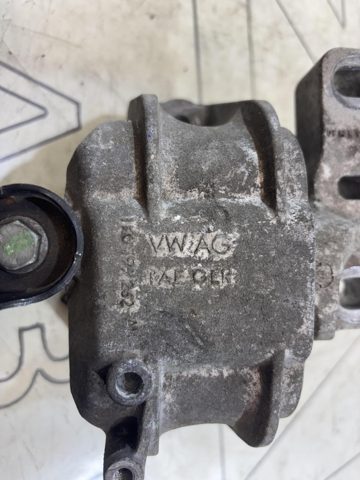 Опора двигателя 1K0199262M Volkswagen Jetta MK5