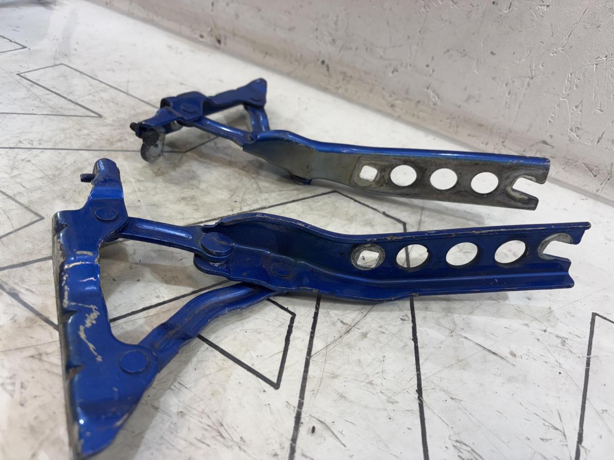 Петли капота левая правая 1Z0823302C, 1Z0823301C