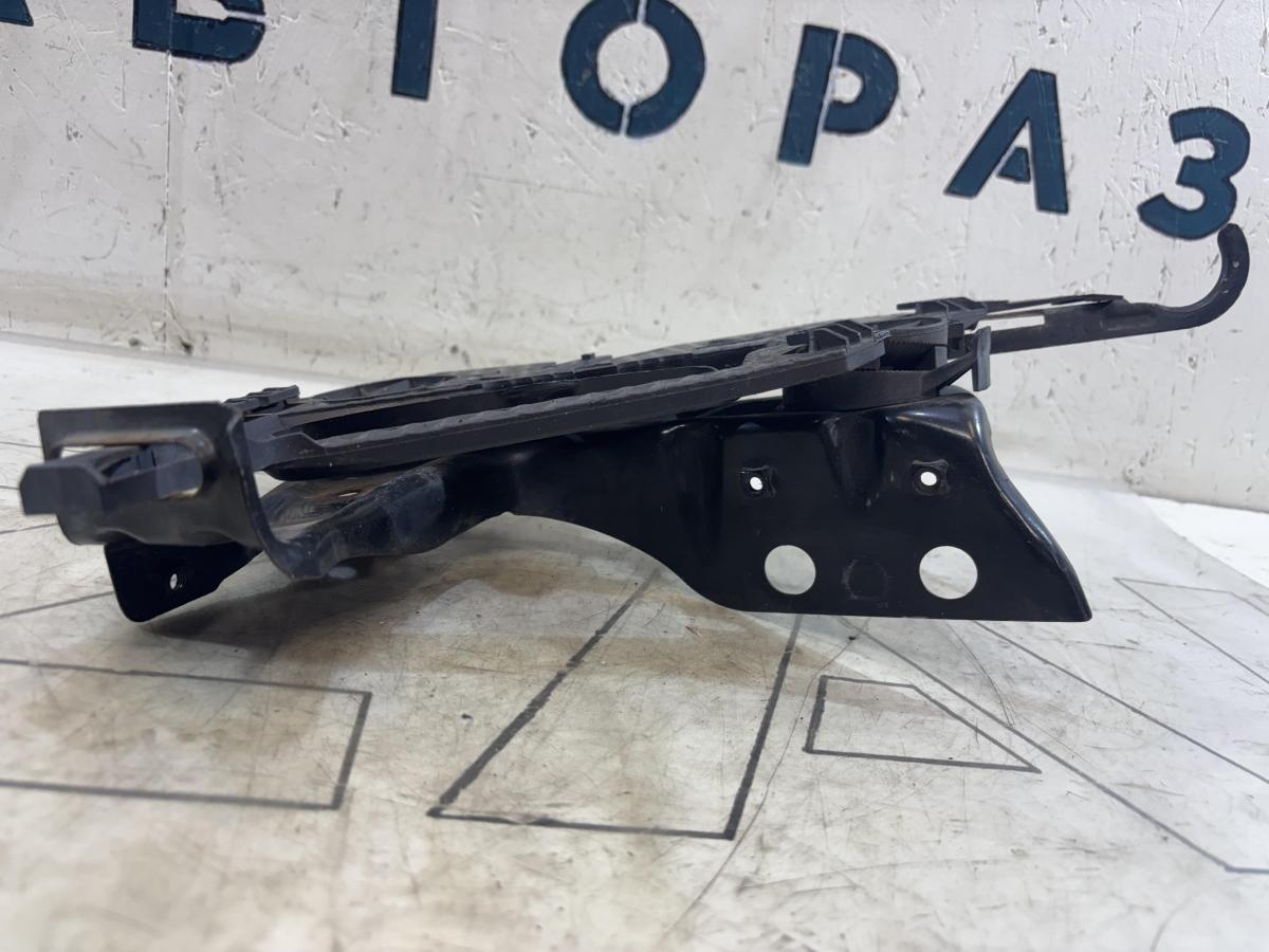 Кронштейн фар левый 1Z0941339 Skoda Octavia 2