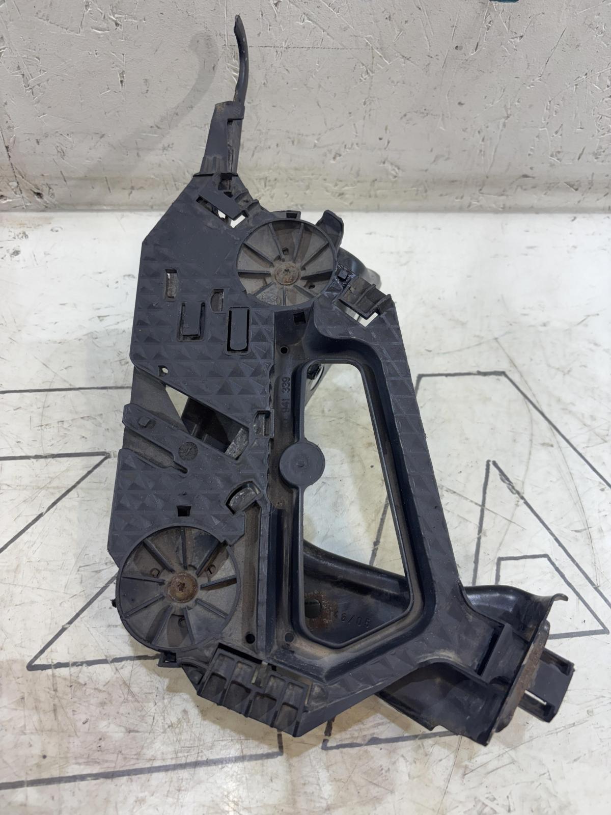 Кронштейн фар левый 1Z0941339 Skoda Octavia 2