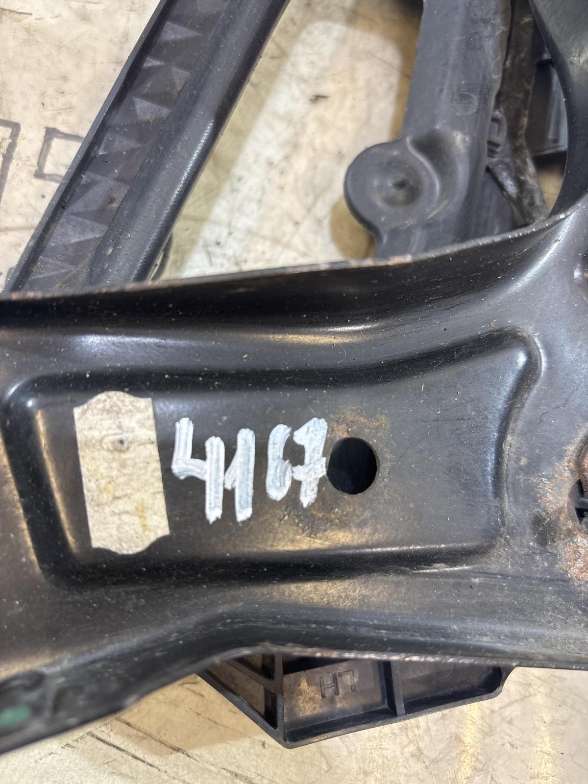 Кронштейн фар левый 1Z0941339 Skoda Octavia 2