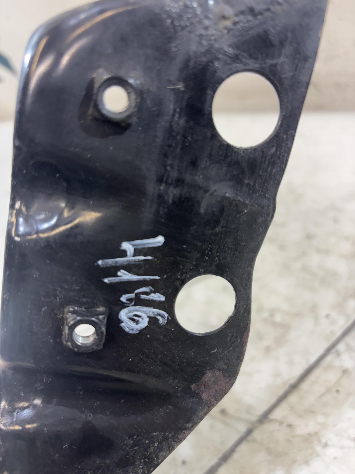 Кронштейн фар левый 1Z0805071A Skoda Octavia 2