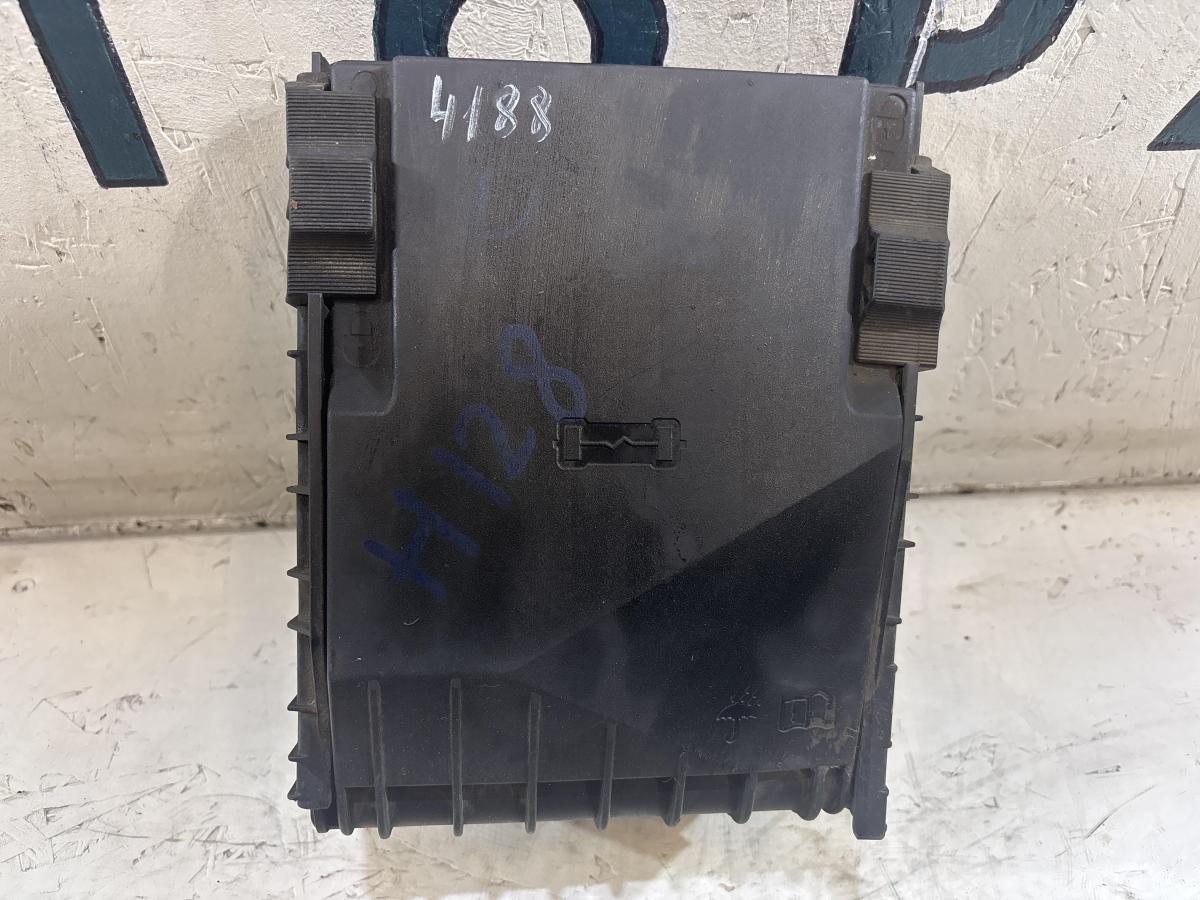 Крышка блока предохранителей 1K0937132F Volkswagen Jetta MK5