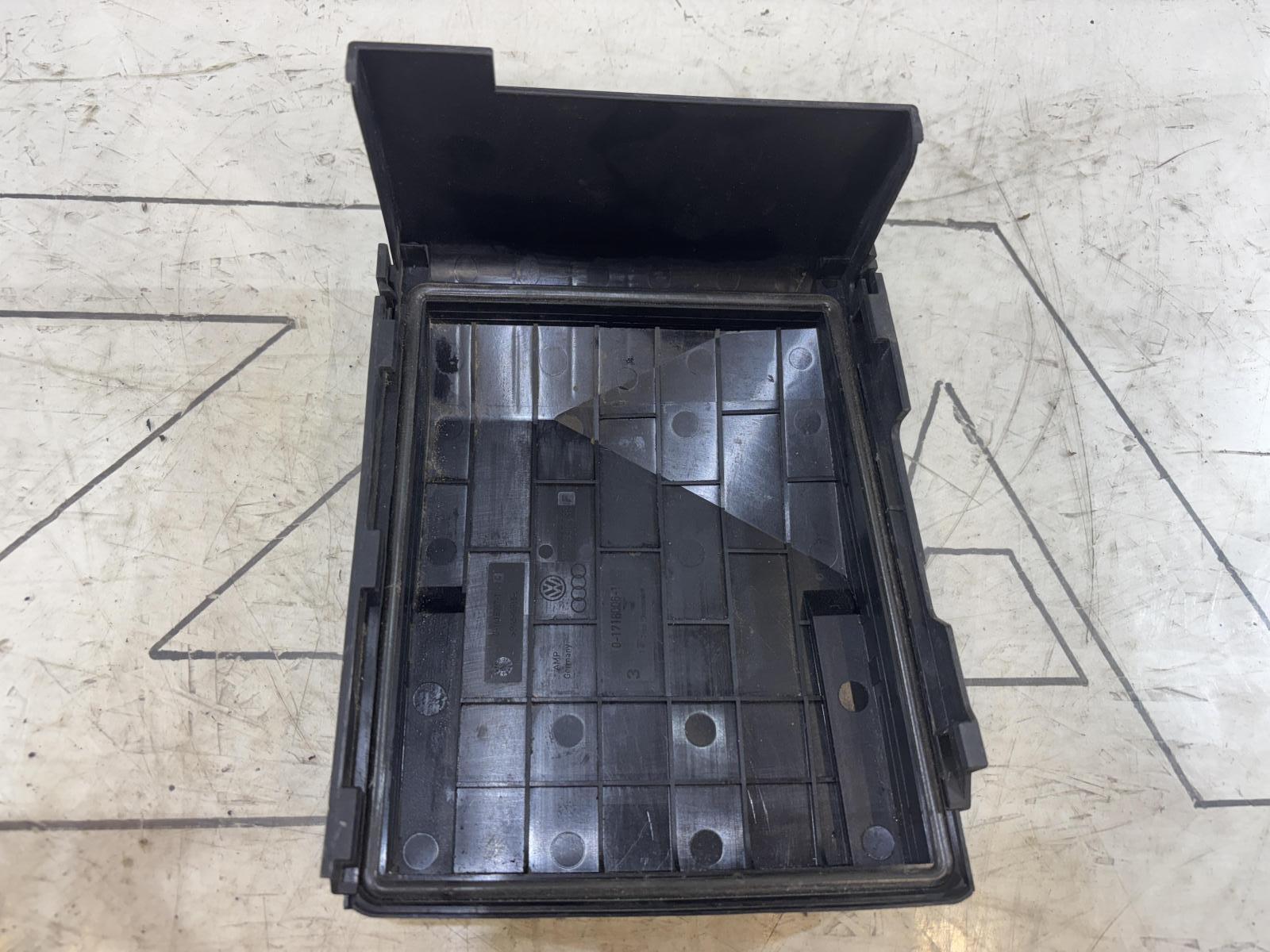 Крышка блока предохранителей 1K0937132F Volkswagen Jetta MK5