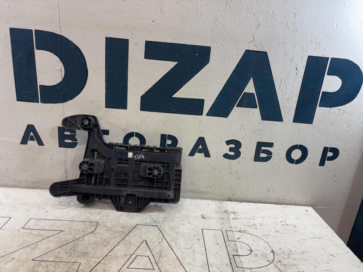 Площадка под АКБ 1K0915333H Volkswagen Jetta MK5