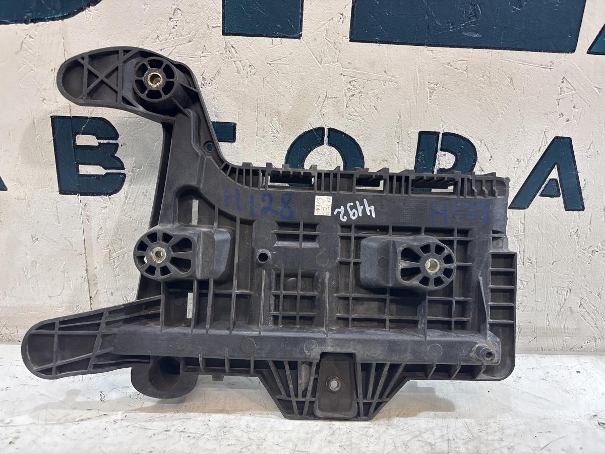 Площадка под АКБ 1K0915333H Volkswagen Jetta MK5