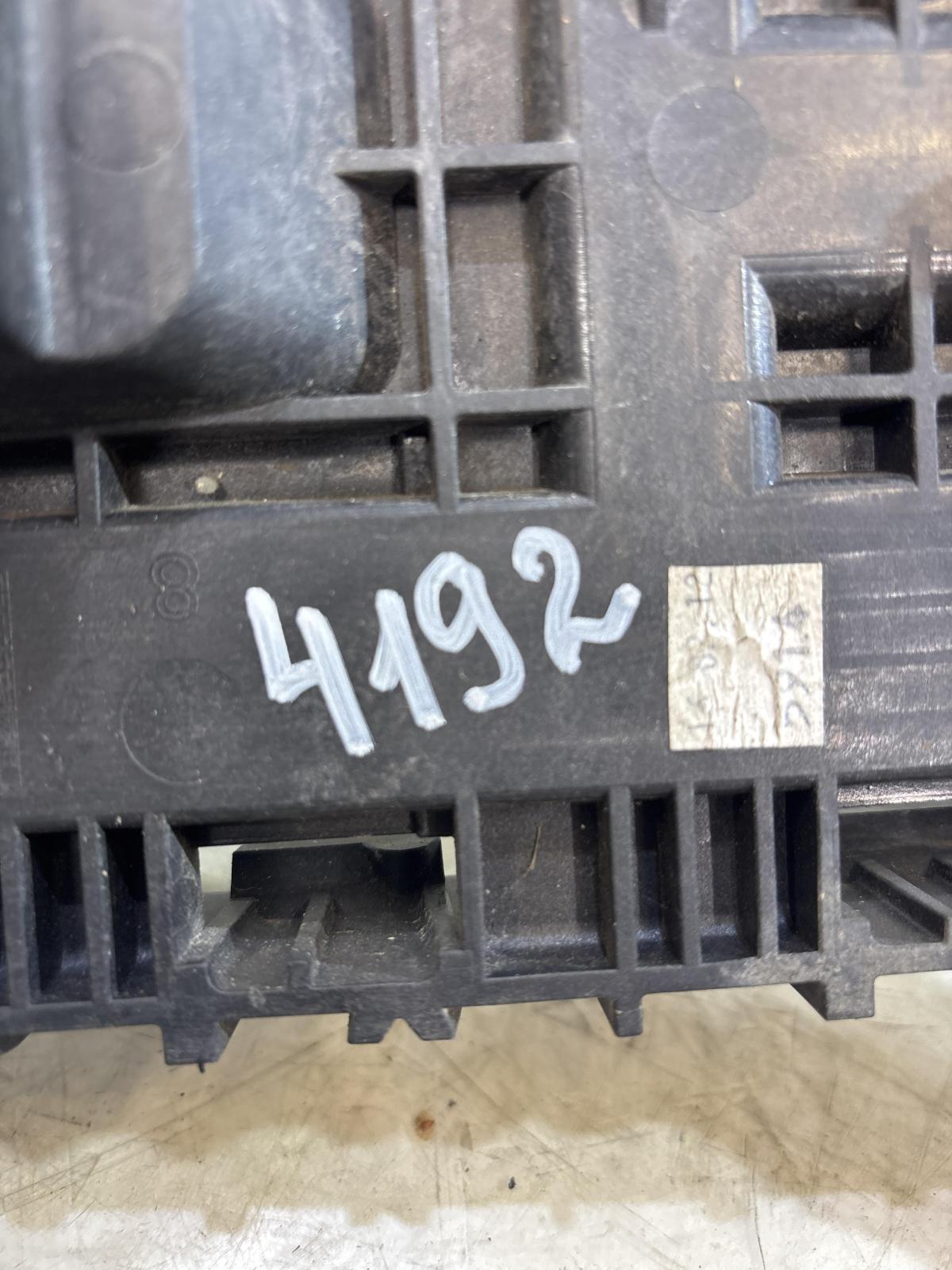 Площадка под АКБ 1K0915333H Volkswagen Jetta MK5