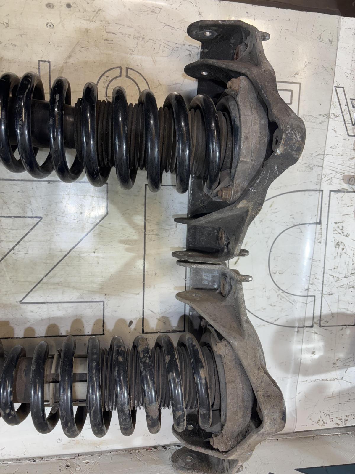 Амортизаторы с пружинами передние 7L6413031L