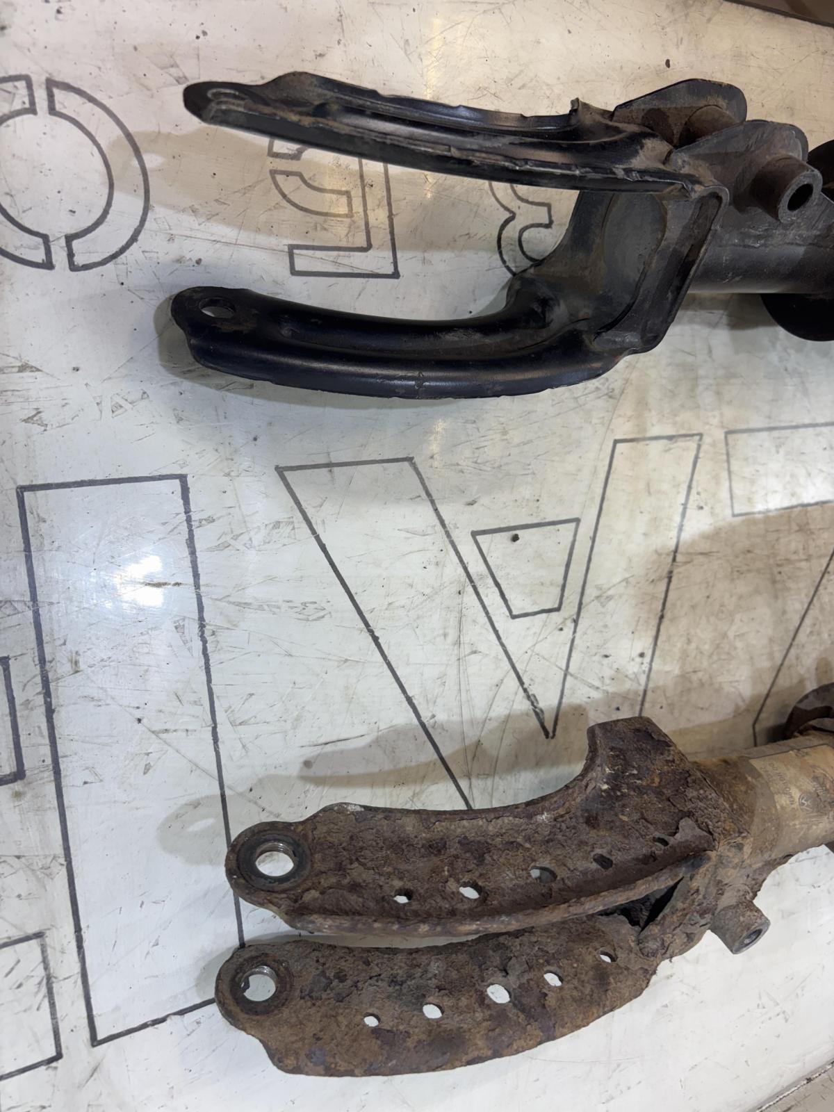 Амортизаторы с пружинами передние 7L6413031L