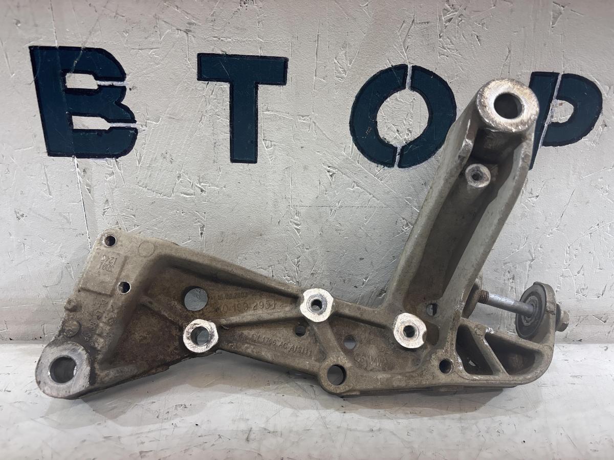 Кронштейн подрамника левый 1K0199295F Volkswagen Jetta MK5