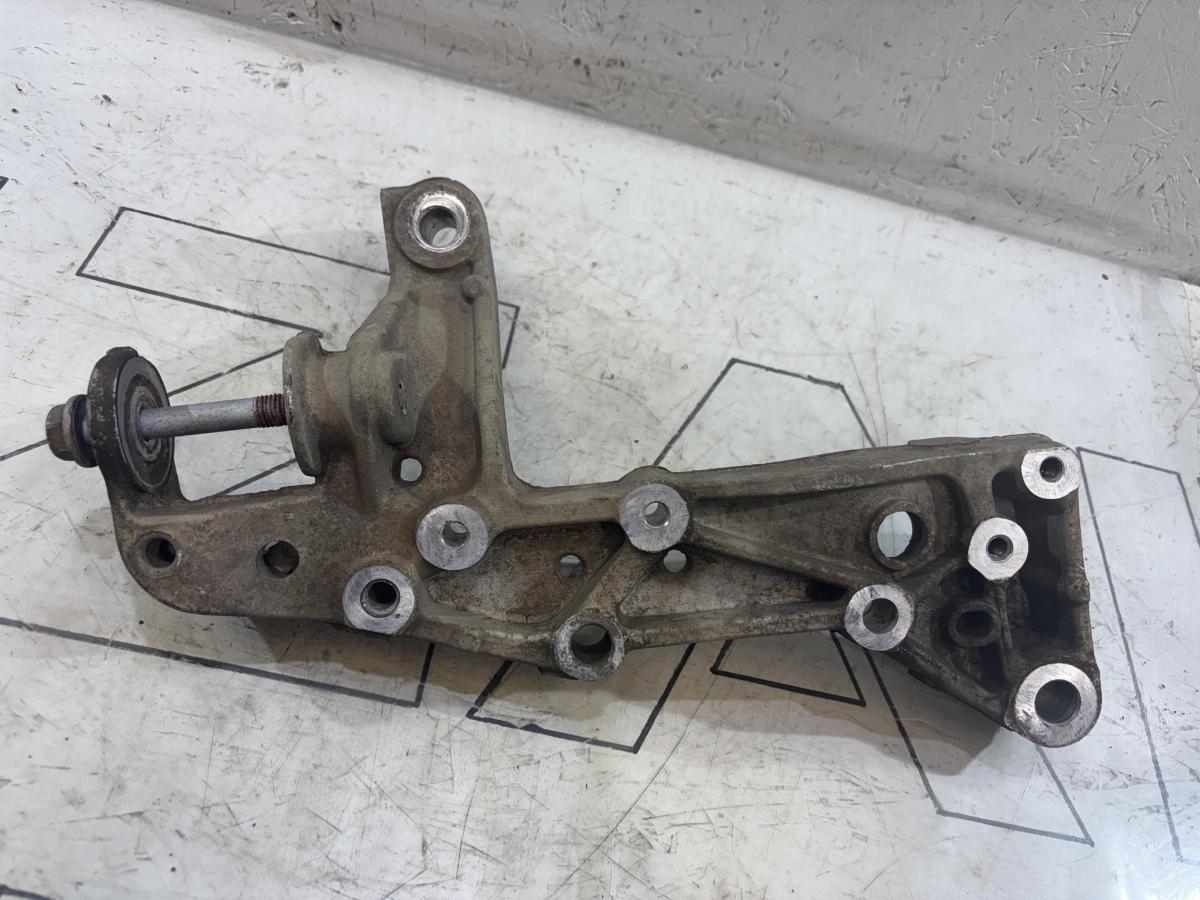 Кронштейн подрамника левый 1K0199295F Volkswagen Jetta MK5