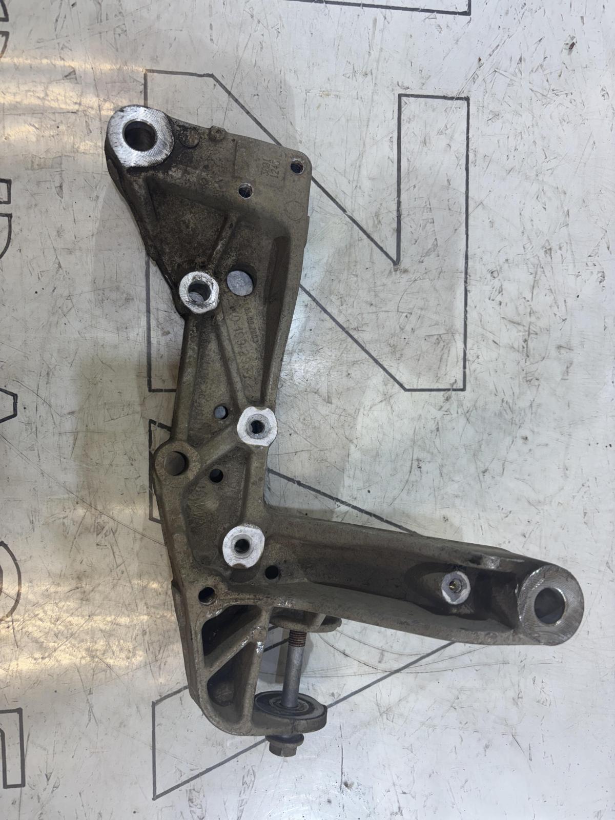 Кронштейн подрамника левый 1K0199295F Volkswagen Jetta MK5