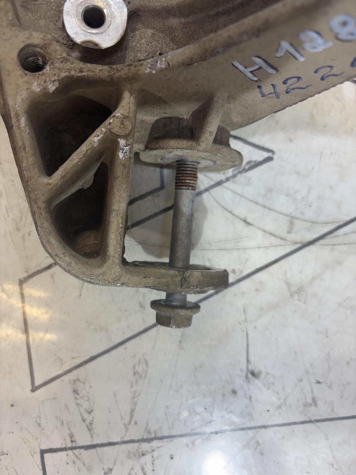 Кронштейн подрамника левый 1K0199295F Volkswagen Jetta MK5