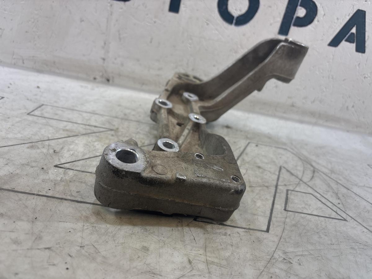 Кронштейн подрамника правый 1K0199296F Volkswagen Jetta MK5