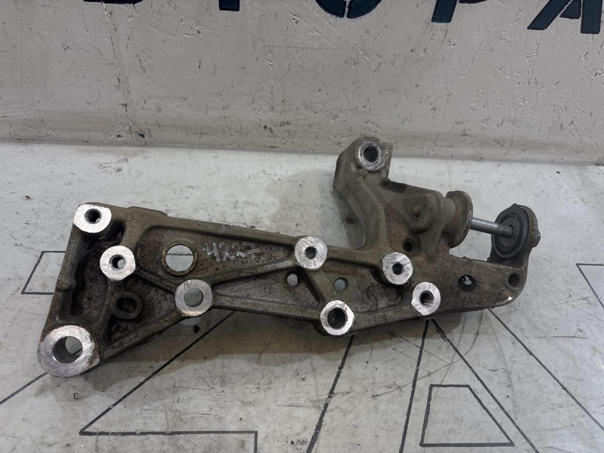 Кронштейн подрамника правый 1K0199296F Volkswagen Jetta MK5