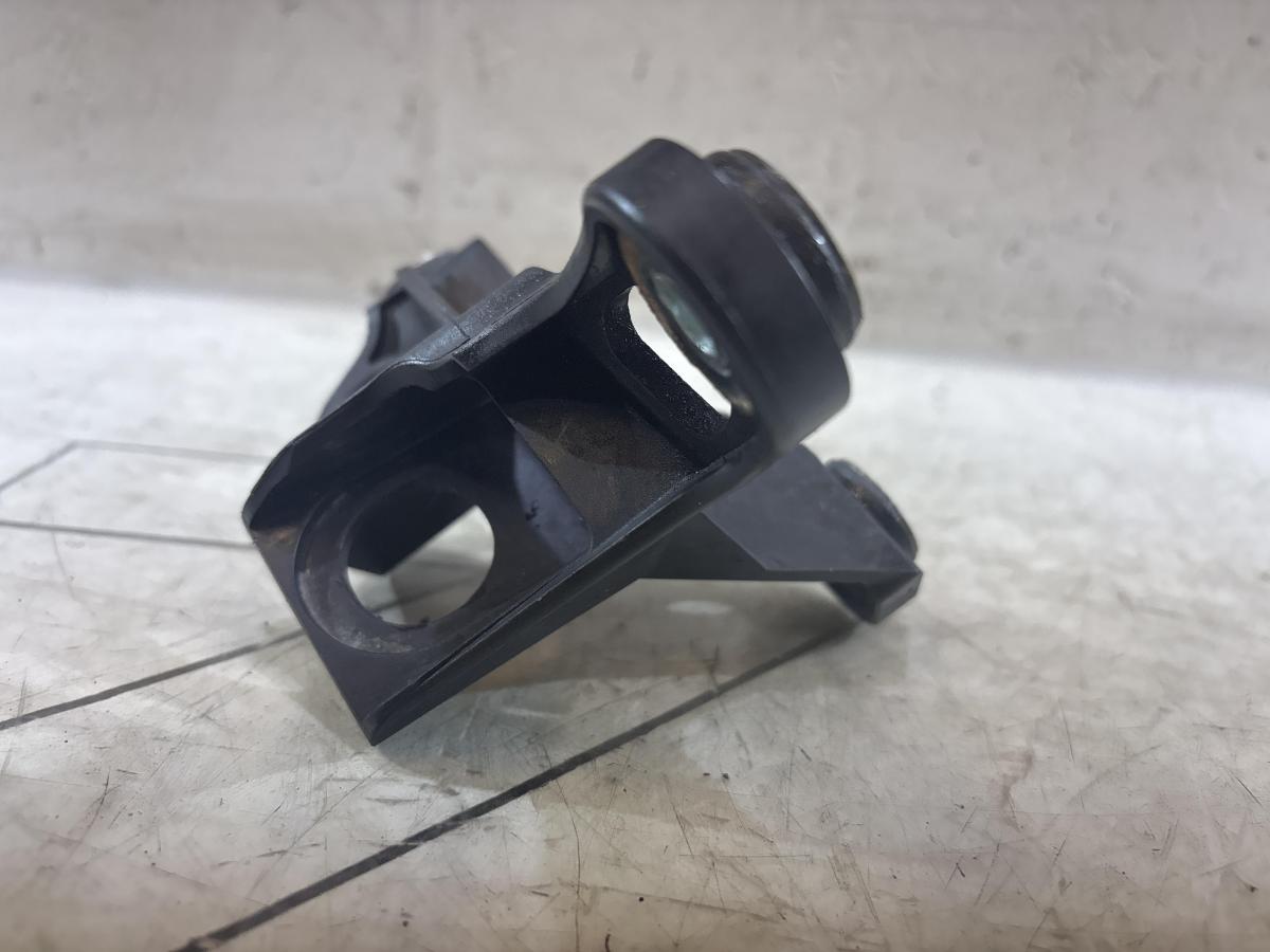 Кронштейн крепления троса МКПП 5Q0711789 Skoda Octavia II рест