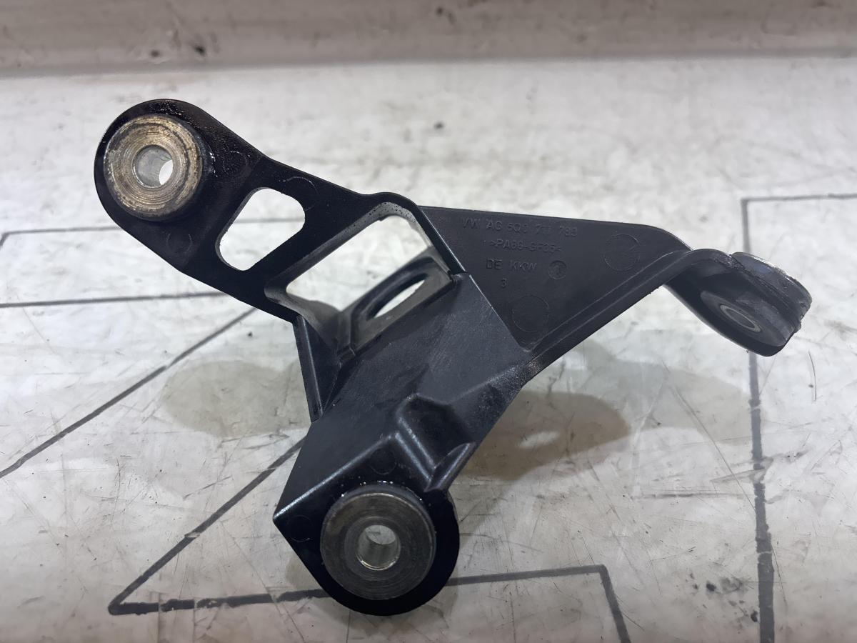 Кронштейн крепления троса МКПП 5Q0711789 Skoda Octavia II рест