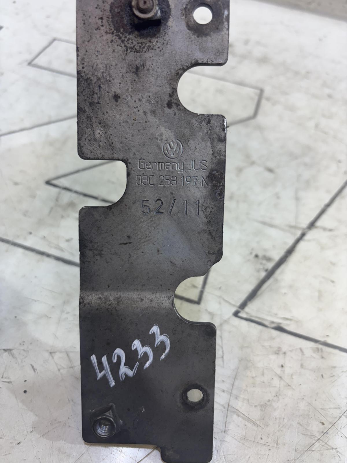 Кронштейн турбокомпрессора 03C253197N Skoda Octavia II рест