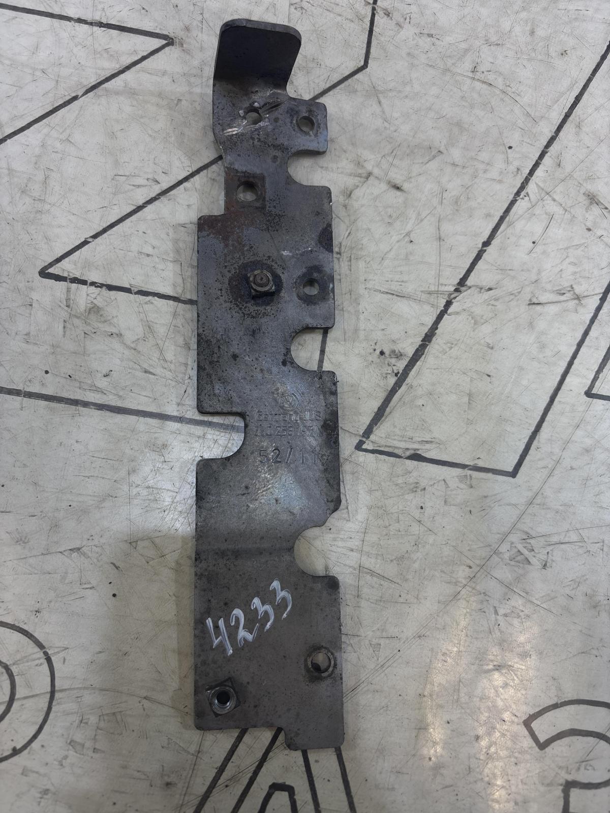 Кронштейн турбокомпрессора 03C253197N Skoda Octavia II рест