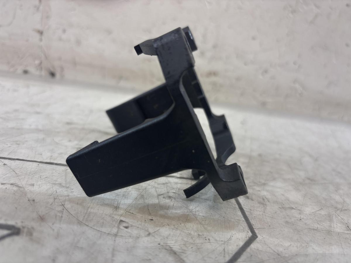 Фиксатор патрубка турбины 03C145853H Skoda Octavia II рест