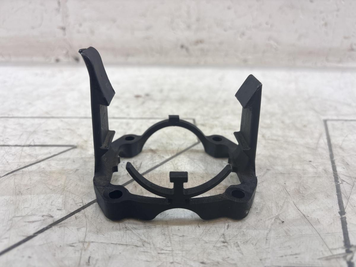 Фиксатор патрубка турбины 03C145853H Skoda Octavia II рест