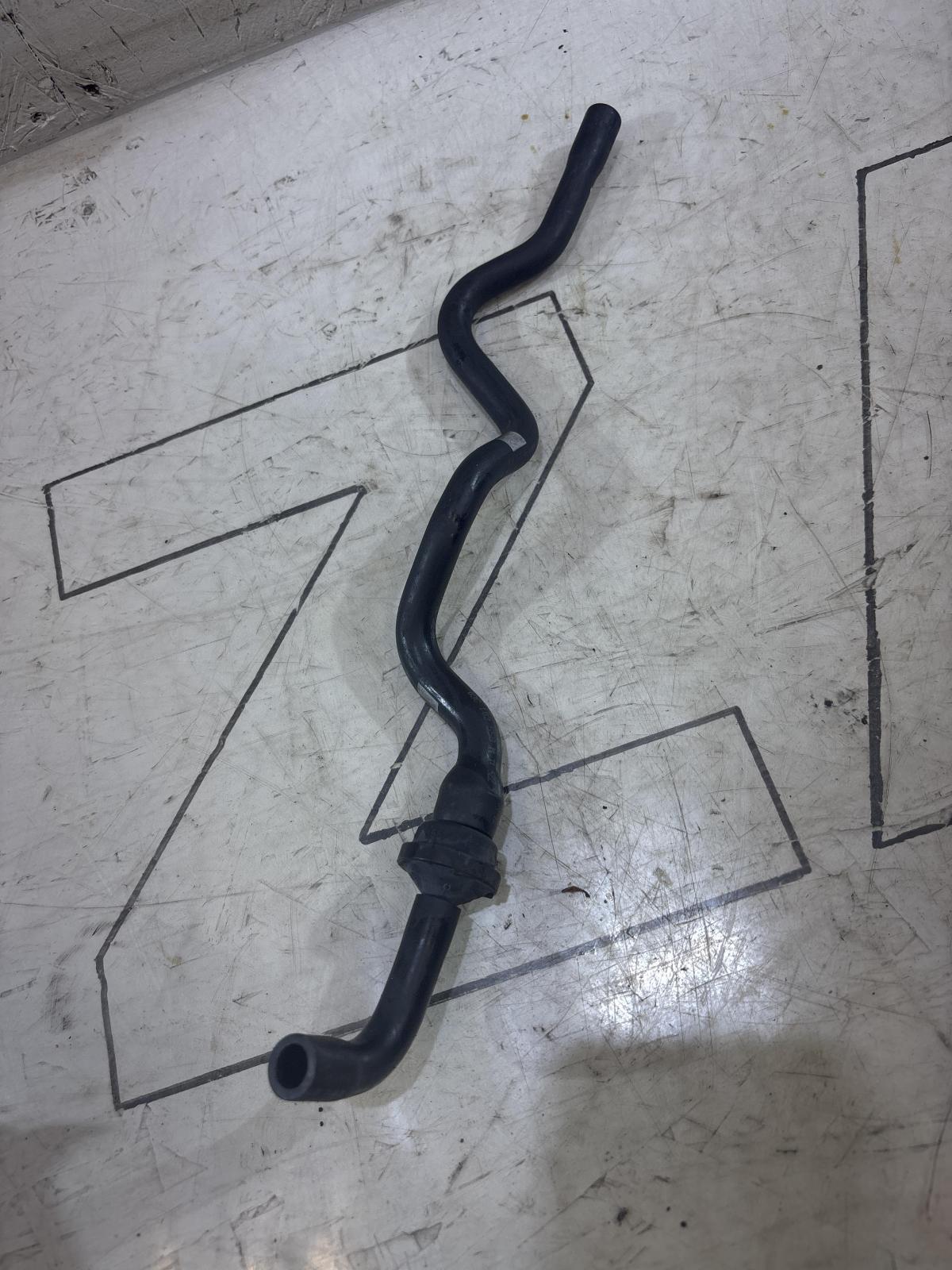 Патрубок вентиляции картерных газов 03C103558M Skoda Octavia II рест