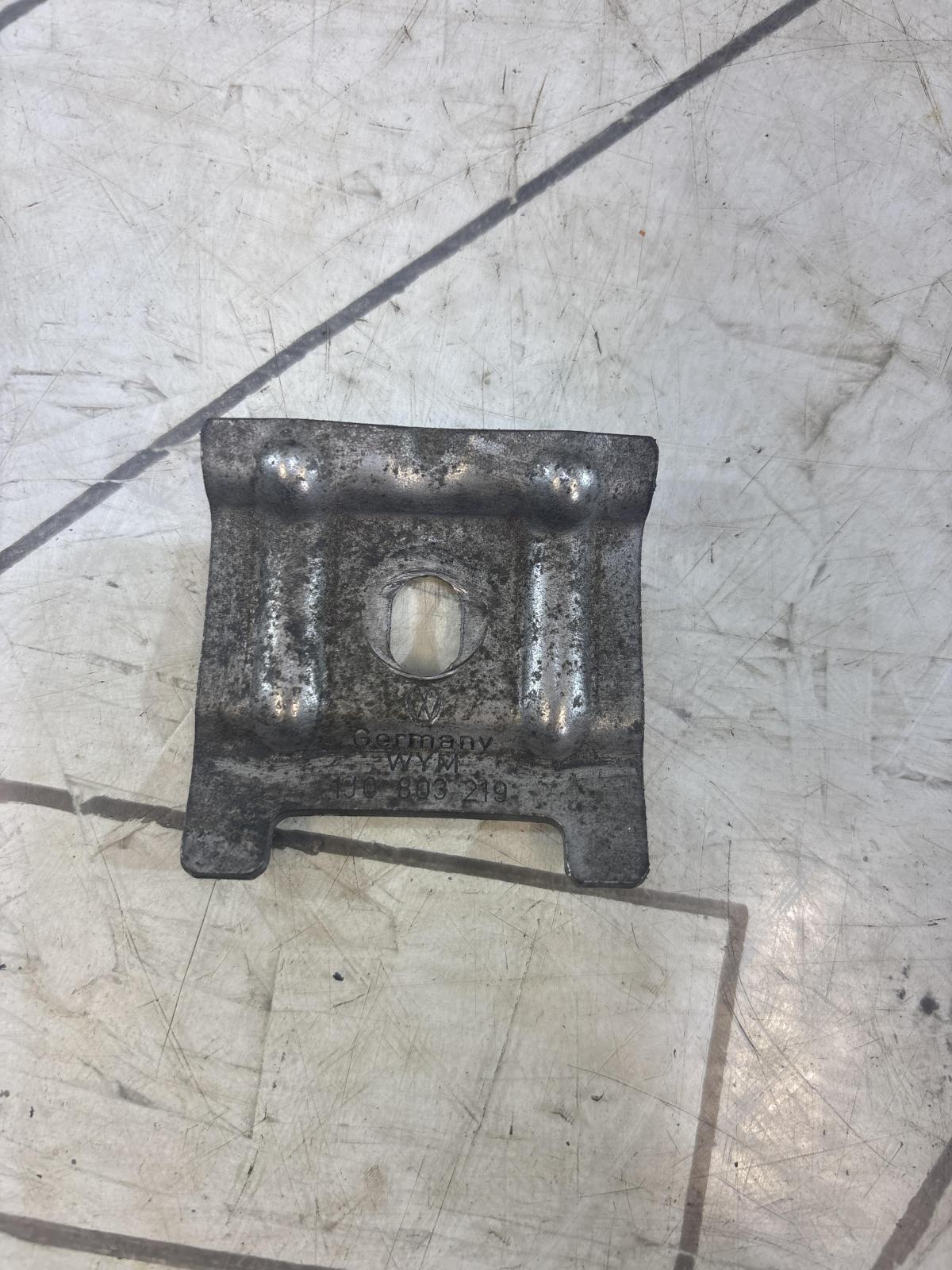 Зажимная планка для АКБ 1J0803219 Skoda Octavia